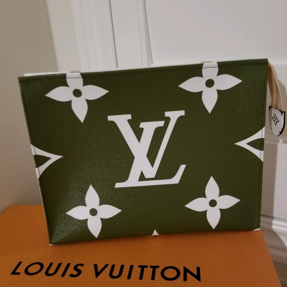 Brand New Louis Vuitton Giant Toiletry 26XL!